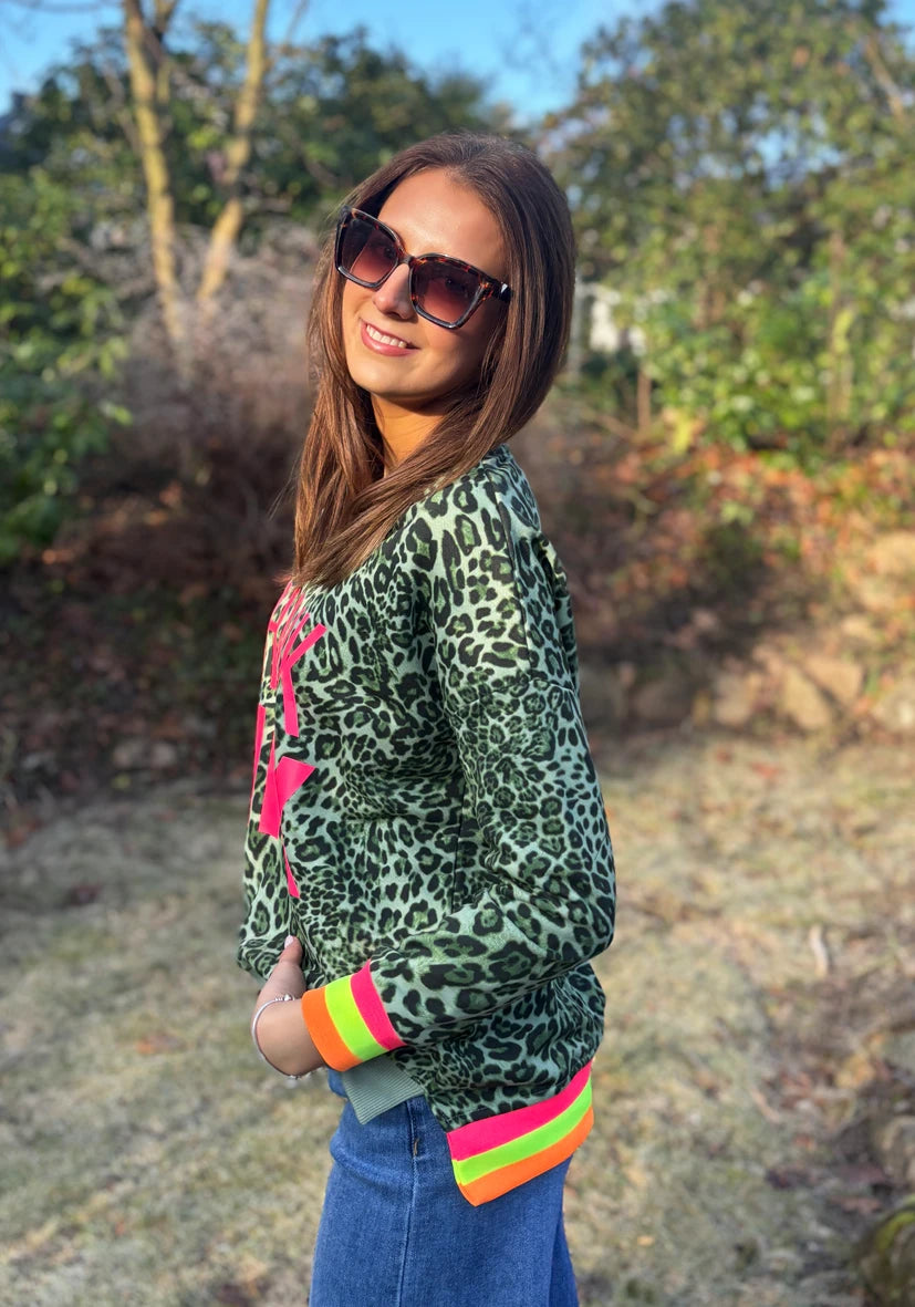 V-Neck Think Pink Leo - almond