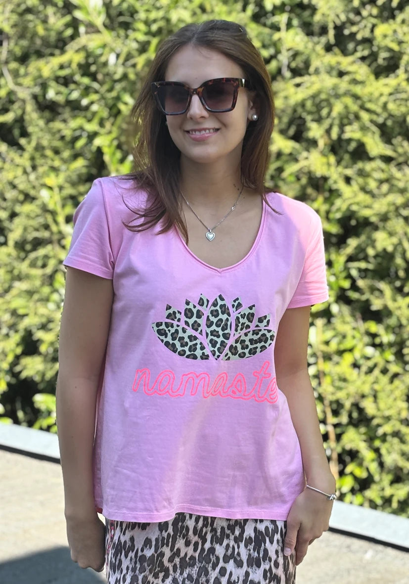 V-Neck T-Shirt Leo Namasté - rosa