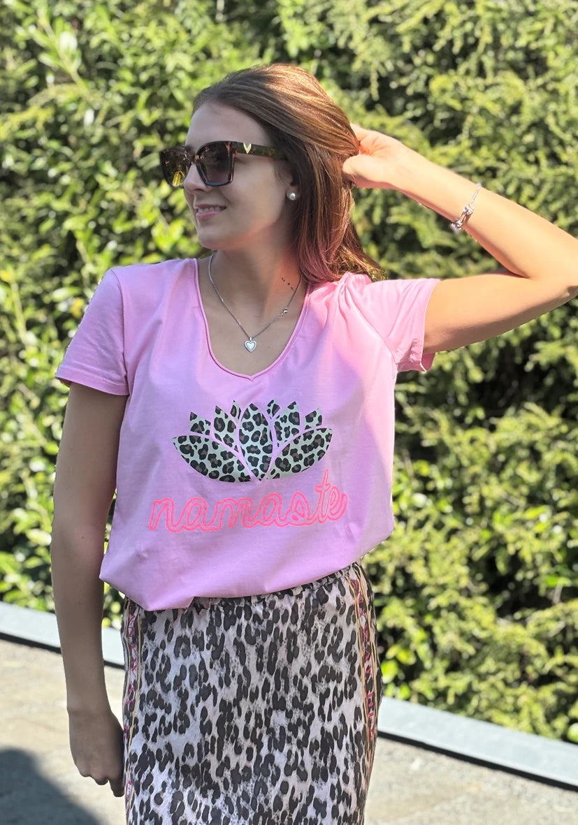 V-Neck T-Shirt Leo Namasté - rosa