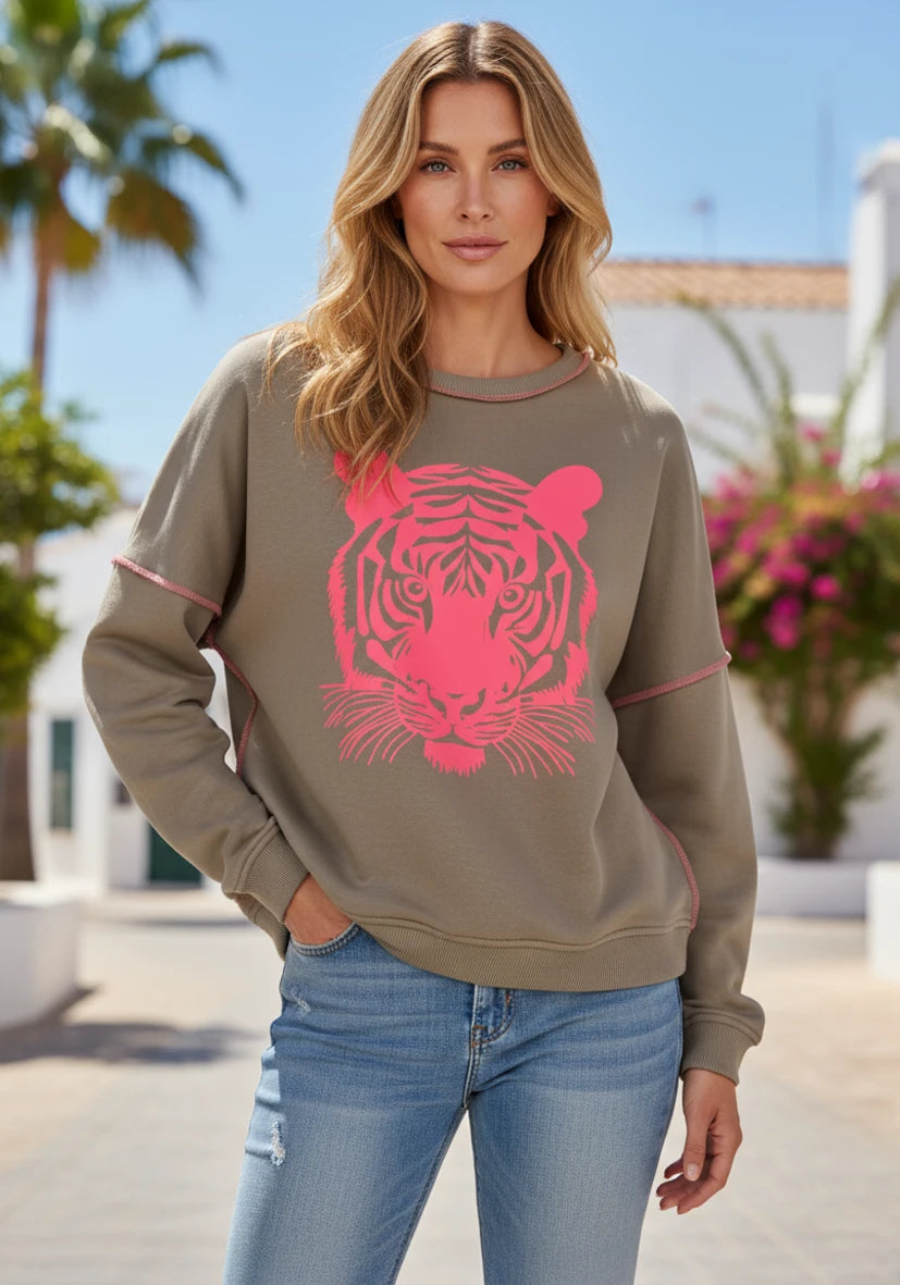 Roundneck Tiger take it easy - sand