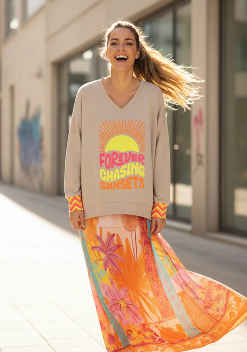 V-Neck Chasing Sunsets - creme