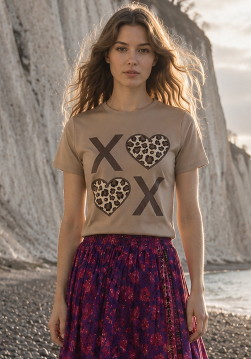 T-Shirt XO Leo Hearts - sand/multicolor