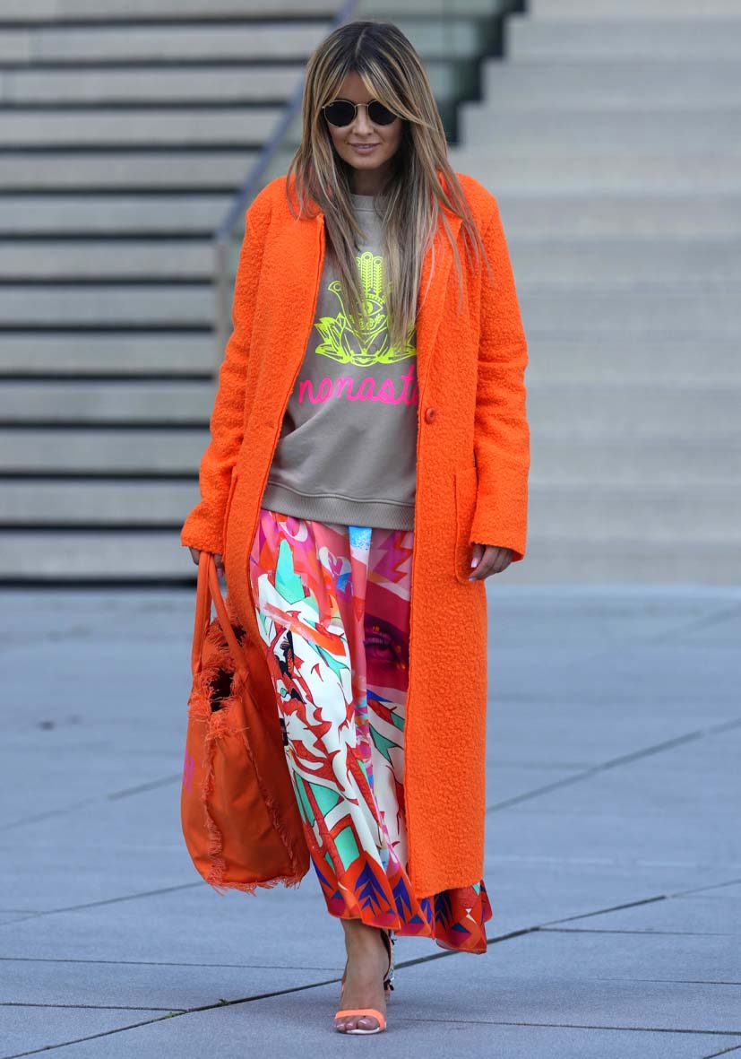 Struktur Mantel mit Bindegürtel - neonorange