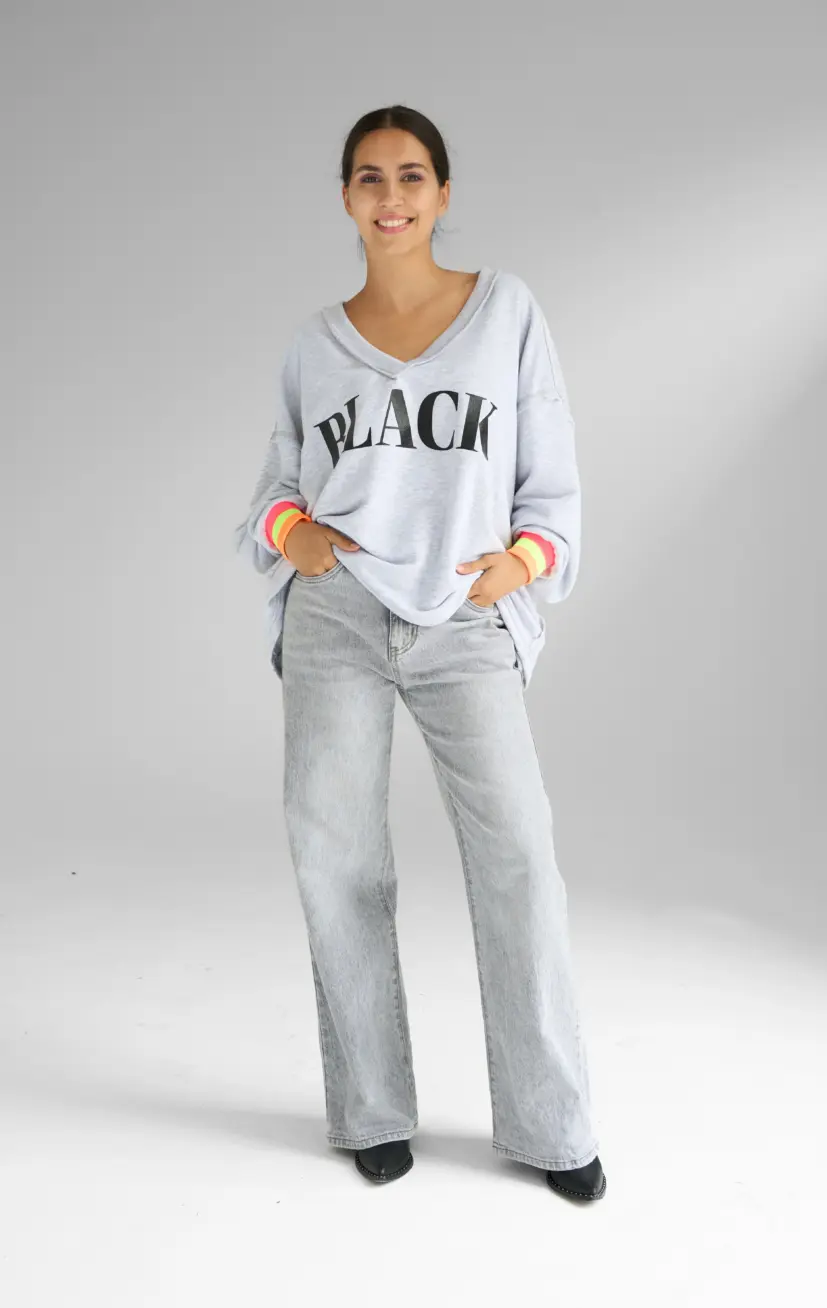 V-Neck Wide Black & White